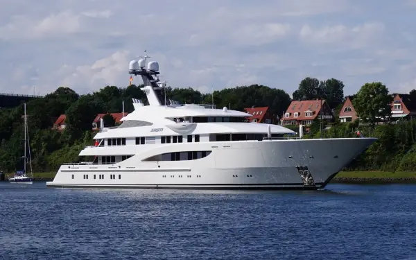 Yacht im norddeutschen Hafen