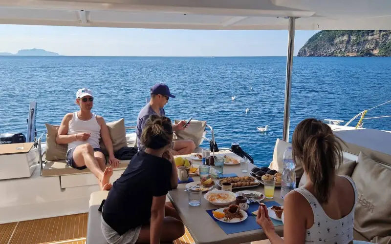 Küstenroute auf einer Yacht