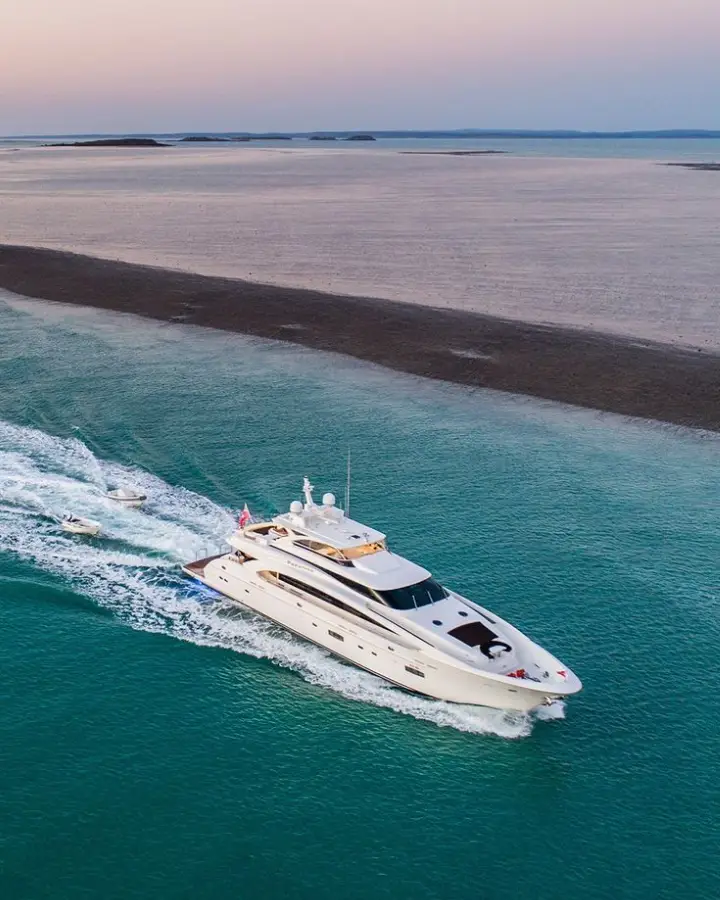 Yacht auf ruhiger See vor der deutschen Küste