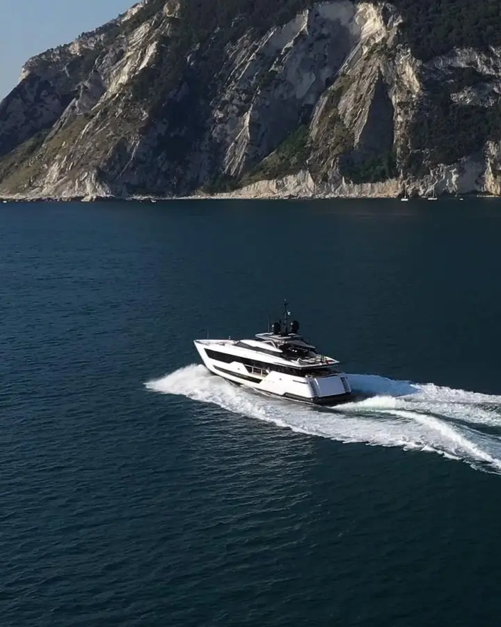 Yacht vor einer Ostsee-Küstenlinie