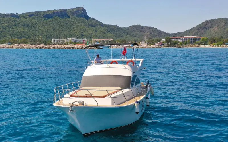 Yachtfahrt entlang einer norddeutschen Küstenlandschaft
